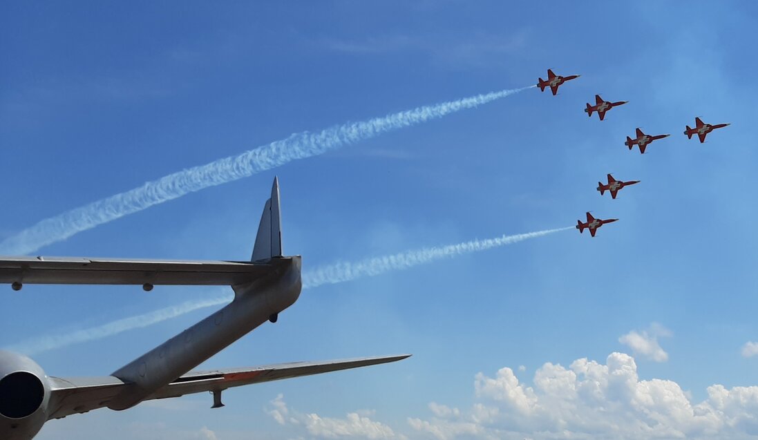 Les tiger F5 de la patrouille suisse survolent le musée Clin d'Ailes