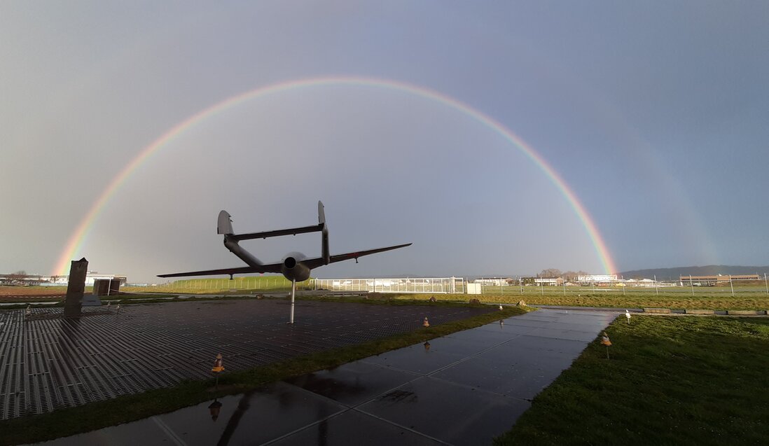 Vue extérieure du Musée Clin d'Ailes avec arc-en-ciel