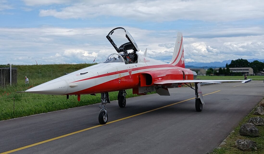 Un avion Tiger F5 de la patrouille suisse au musée Clin d'Ailes